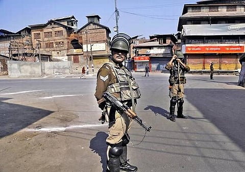 தூக்கிலிடப்பட்ட தலைவரின் உடலை எங்களிடம் கொடுங்கள் -  கடையடைப்புக்கு அழைப்பு விடுத்துள்ள  காஷ்மீர் பிரிவினைவாதிகள் கோரிக்கை