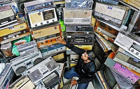 இன்று உலக வானொலி நாள்: 160 பழங்கால ரேடியோக்களைச் சேகரித்து வைத்துள்ள கோவை இளைஞர்