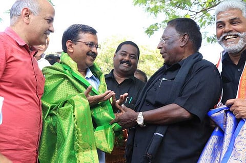 கிரண்பேடி மக்களுக்கு வேலை செய்யவில்லை; மோடிக்காக வேலை செய்கிறார்: நாராயணசாமியைச் சந்தித்த பின் கேஜ்ரிவால் பேட்டி