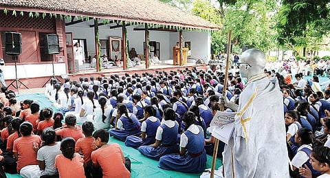 காந்தி 150: கூடிவாழக் கற்பித்த ஆசிரமங்கள்