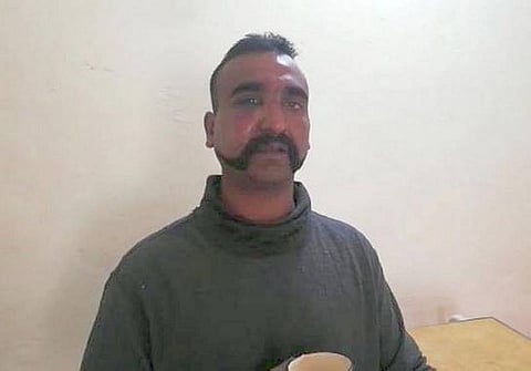 அபிநந்தனை விடுவிக்க பாகிஸ்தான் நிபந்தனையா? - உடனடியாக விடுதலை செய்ய இந்தியா வலியுறுத்தல்