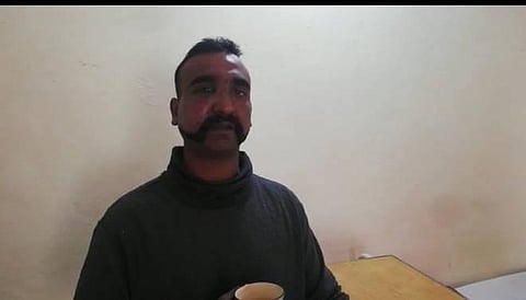 மரியாதையாகவே நடத்துகிறார்கள்: பாகிஸ்தானில் சிக்கிய இந்திய விமானப்படை விமானி அபிநந்தன்