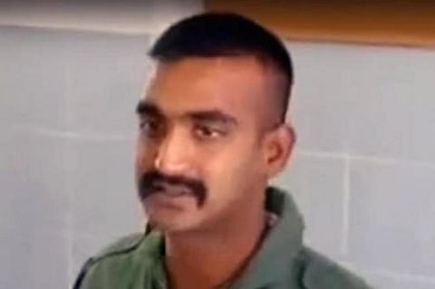 அபிநந்தனை விமானத்தில் அழைத்து வரும்
இந்தியாவின் கோரிக்கையை நிராகரித்த பாகிஸ்தான்