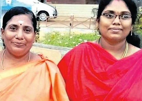 ஒரே பயிற்சி வகுப்பில் படித்து, ஒன்றாகத் தேர்வு எழுதி தமிழக அரசுப் பணி பெற்ற தாய், மகள்: சுவாரஸ்ய சம்பவம்