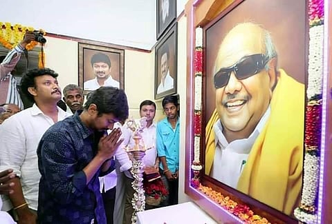 சர்ச்சை எதிரொலி: நூலகத்திலிருந்து படத்தை அகற்ற உத்தரவிட்டார் உதயநிதி