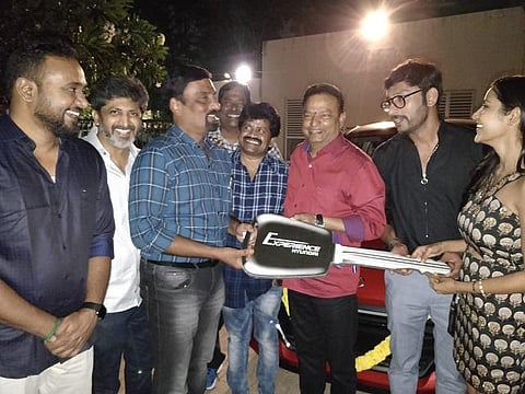 ‘எல்கேஜி’ இயக்குநருக்கு கார் பரிசளித்த தயாரிப்பாளர்