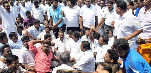 வீதிக்கு வந்த அதிமுக கோஷ்டி பூசல்: இரு பிரிவினரின் சாலை மறியலால் பண்ருட்டியில் போக்குவரத்து பாதிப்பு