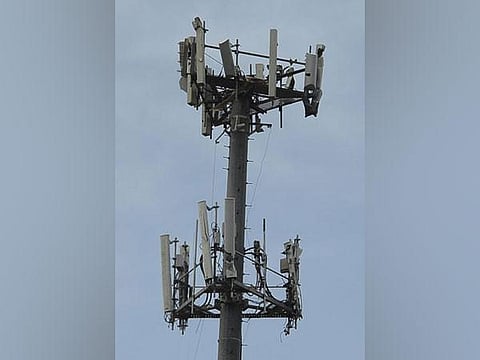 காதலுக்கு பச்சைக்கொடி காட்டு ராசா! - செல்போன் டவர் ஏறி போராடி தன் விருப்பத்தைச் சாதித்த பெண்