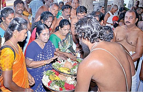 கனிமொழி வெற்றி பெற வேண்டி திருச்செந்தூரில் ராஜாத்தி அம்மாள் வழிபாடு