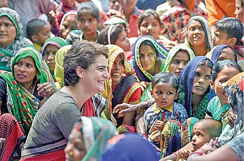 மோடியை எதிர்த்து போட்டியிடட்டுமா?- தொண்டர்களிடம் கருத்து கேட்ட பிரியங்கா