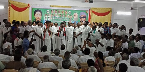 தந்தையின் எதிர்காலம்.. மகன் கையில்!- தூங்கா நகரில் சுறுசுறுப்பு.. தேனீ க்களாய் சுற்றும் அதிமுகவினர்