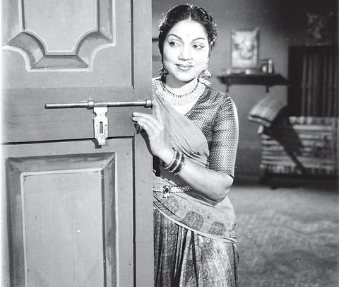 தரைக்கு வந்த தாரகை 07: தொட்டுப்பேசக் கூடாது!