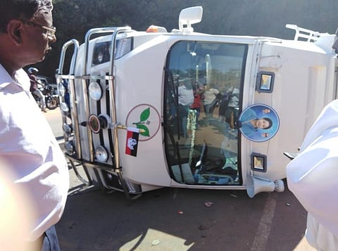 துணை முதல்வர் ஓபிஎஸ் பிரச்சார வாகனம் கவிழ்ந்து விபத்து