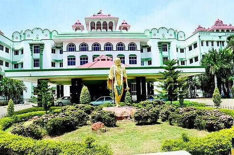 அதிமுக வழக்கறிஞர் பிரிவு நிர்வாகிக்கு லோக் ஆயுக்தா அமைப்பில் பதவி: உயர் நீதிமன்றம் இடைக்காலத் தடை