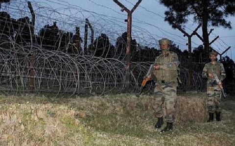 காஷ்மீர் எல்லையில் வீட்டுக்குள் பாய்ந்த துப்பாக்கிக் குண்டுகள்: கணவன் மனைவி கவலைக்கிடம்