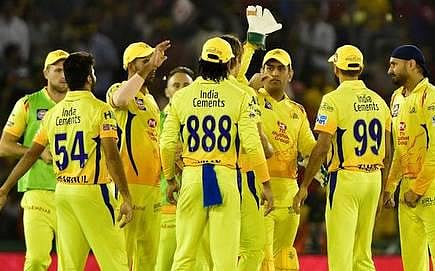 இம்ரான் தாஹிர் பந்தில் அவுட்டுக்கு டி.ஆர்.எஸ். முறையீடு செய்யாமல் விட்ட தோனி:  சர்பராஸ் கான் ‘எஸ்கேப்’