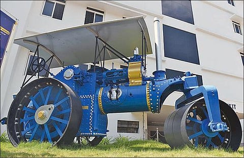 வரலாறு முக்கியம் அமைச்சரே... ஒரு பீரங்கியும்.. ரோடு ரோலரும்...