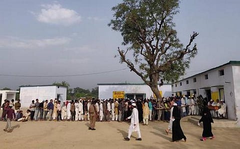 அடையாள அட்டைகள் இன்றி வாக்களிக்க வந்தவர்கள் அதிகாரிகளுடன் மோதல்: உ.பி.யில் துப்பாக்கிச் சூடு