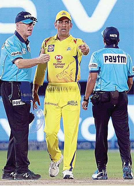 களத்தில் புகுந்து நடுவருடன் தோனி வாக்குவாதம் செய்தது சரியா?