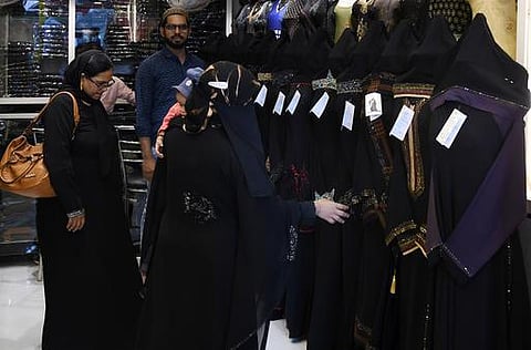 ஈரான் போராட்டத்தில் ஹிஜாப்பை கழற்றிய பெண் வழக்கறிஞருக்கு ஓராண்டு சிறை