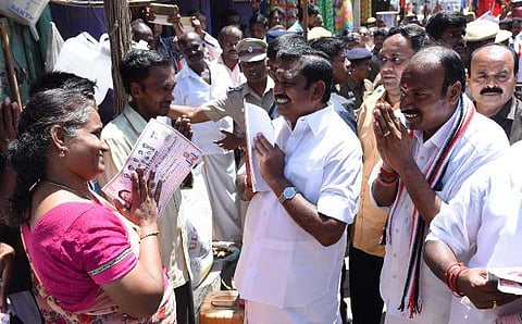 சேலத்தில் கொளுத்தும் வெயிலில் வீதி வீதியாக நடந்து சென்று வாக்கு சேகரித்த முதல்வர் பழனிசாமி