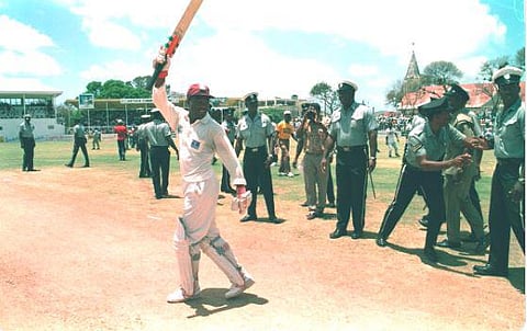 அட! லாரா 375 ரன்களையும் என் பந்துகளில் மட்டுமே அடிக்கலப்பா...! - இதே நாளில் அன்று... நெகிழ்ச்சியுடன் பகிரும் இங்கி. பவுலர் கிறிஸ் லூயிஸ்