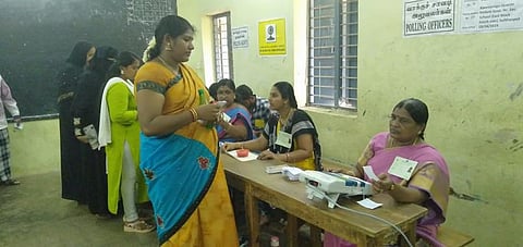 புதுச்சேரியில் பெண்களே நிர்வகித்த  7 வாக்குச்சாவடிகள்: வியப்புடன் வாக்களித்த வாக்காளர்கள்