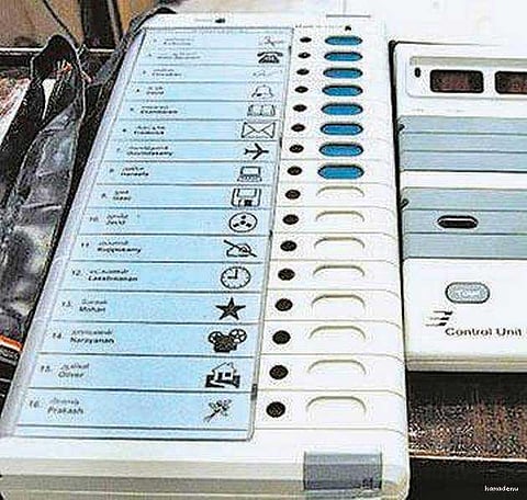 அடையாறு வாக்குச்சாவடியில் கால் விரலால் வாக்களித்த மாற்றுத்திறனாளி