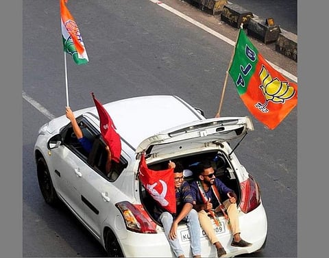 நட்புதான் முக்கியம்; அரசியல் பிறகுதான்- வெவ்வேறு கட்சிக்கொடிகளை ஏந்தி கேரள நண்பர்கள் கார் சவாரி