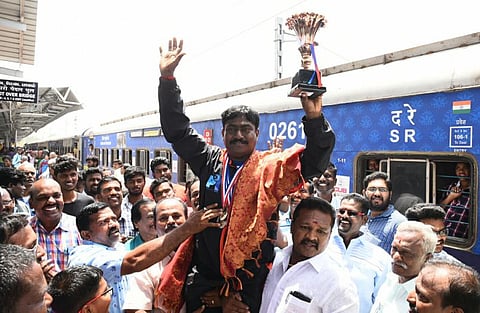 அனைத்து விளையாட்டுகளுக்கும் ஒரே மாதிரியான அங்கீகாரம்: ஆசிய வலு தூக்கும் போட்டியில் வெள்ளி வென்ற ஓட்டுநர் விருப்பம்