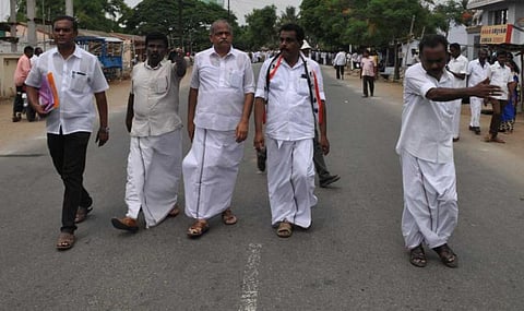 மனு மனுவாம் சூலூர் வேட்புமனுவாம்...: இடைத்தேர்தல் காட்சிகள்