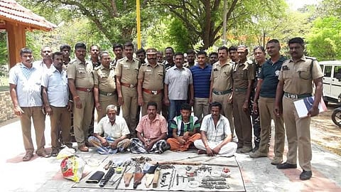 பொள்ளாச்சி அருகே மான் வேட்டையாடிய 4 பேர் கைது; மான்கொம்பு, தோட்டாக்கள் பறிமுதல் 