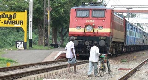 ஆம்பூரில் ரயில் மோதி விபத்து; ஒரே குடும்பத்தைச் சேர்ந்த 3 பேர் பரிதாப பலி