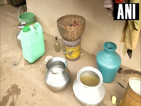 ஒரு குடம் தண்ணீருக்காக 4 கி.மீ பயணிக்கும் பெண்கள்: நாளை வாக்குப்பதிவு நடைபெறவுள்ள மேற்குவங்க கிராமத்தின் தீராத் துயரம்