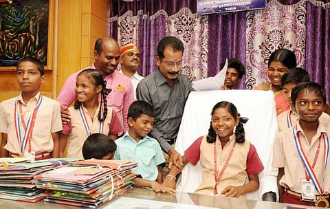 கலெக்டராகும் லட்சியக் கனவில் மாணவி; தனது இருக்கையில் அமரவைத்த கரூர் ஆட்சியர்