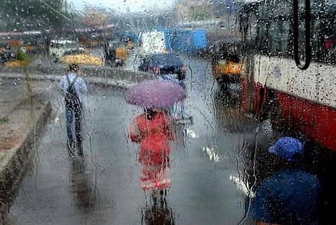 தமிழகத்தின் 10 மாவட்டங்களில் இன்று இடியுடன் கூடிய கனமழை பெய்யும்: வானிலை மையம் தகவல்