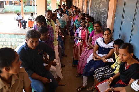 ஆண்டிபட்டி, பெரியகுளத்தில் இன்று மறுவாக்குப்பதிவு:  பொதுமக்கள் ஆர்வமுடன் வாக்களிப்பு