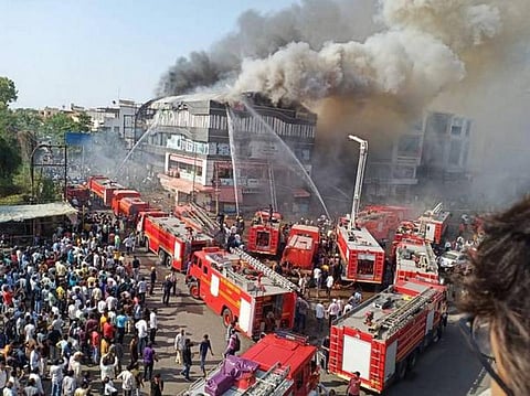 சூரத் வணிக வளாகத்தில் பயங்கர தீ விபத்து: 21 மாணவர்கள் பலி; பிரதமர் மோடி இரங்கல்