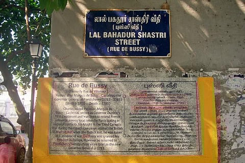 ஸ்மார்ட் சிட்டி பணிகளில் அவலம்;  எழுத்துப் பிழை, கருத்துப் பிழைகளுடன் புதுச்சேரியில் அமையும் வரலாற்று கல்வெட்டுகள்