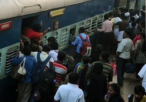 சென்னையில் ரயிலில் ஏறும்போது தவறி விழுந்த சிறுமியைக் காப்பாற்றிய காவலர்: குவிகிறது பாராட்டு