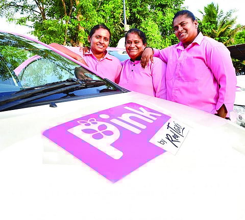 வட்டத்துக்கு வெளியே: ‘பிங்க் டாக்ஸி’- மகளிர் மட்டும்