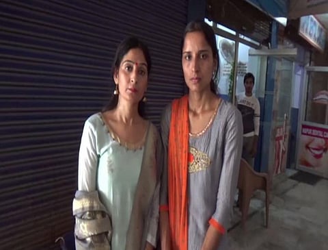 வேலையில் இருந்து வலுக்கட்டாயமாக நீக்கப்பட்ட பீரியட் எண்ட் ஆஃப் சென்டன்ஸ் ஆவணப்பட நடிகைகள்: தன்னார்வ தொண்டு நிறுவனம் மீது அடுக்கடுக்காக குற்றச்சாட்டு