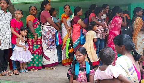 மதுரை ய.ஒத்தக்கடை அரசு தொடக்க பள்ளியில் மாணவர் சேர்க்கைக்கு குவிந்த பெற்றோர்: சிபிஎஸ்இ, மெட்ரிக் பள்ளி மாணவர்களும் சேர்ப்பு