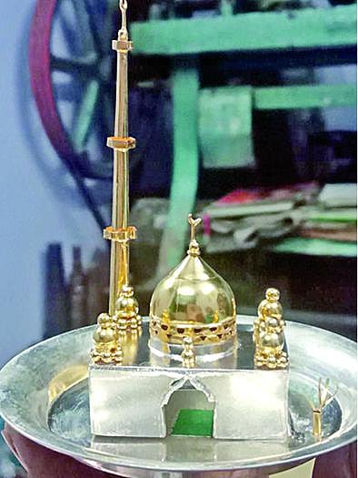 ரம்ஜான் பண்டிகையையொட்டி 6.5 கிராம் தங்கத்தினாலான மசூதி: ஆம்பூர் நகை தொழிலாளி அசத்தல்