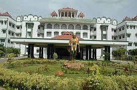 மதுரை மாட்டுத்தாவணி பகுதியில் ஆக்கிரமிப்பு கடைகளை அகற்றக் கோரி வழக்கு: ஆட்சியர், மாநகராட்சி ஆணையர் பதிலளிக்க உயர் நீதிமன்ற கிளை உத்தரவு