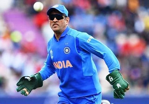 தோனியின் கிளவுஸ் சர்ச்சை : பிசிசிக்கு ஐசிசி உத்தரவு