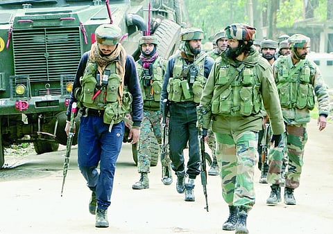 காஷ்மீரில் 4 தீவிரவாதிகள் சுட்டுக்கொலை ஜம்முவில் ஐஎஸ்ஐ உளவாளிகள் 6 பேர் கைது