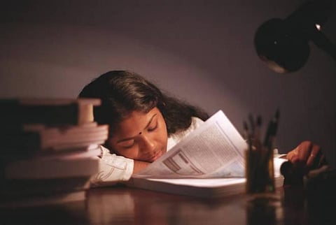 குறைவான தூக்கமும் தற்கொலை எண்ணத்தைத் தூண்டும்: ஆய்வில் தகவல்