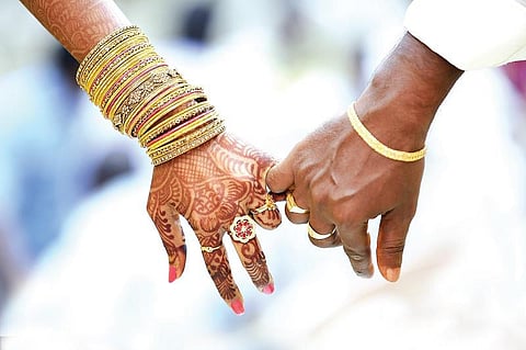 சிகிச்சை டைரி 08: கையுறை போட்டுக்கிட்டு தாலி கட்டச் சொல்லு!