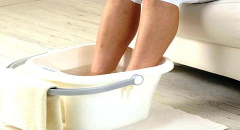 தீய சக்திகள் விலக பக்கெட் நீரில் உப்பு;
பாதம் வைத்தால் பயம் பறந்திடும்!   